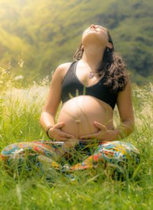 草原の妊婦さん